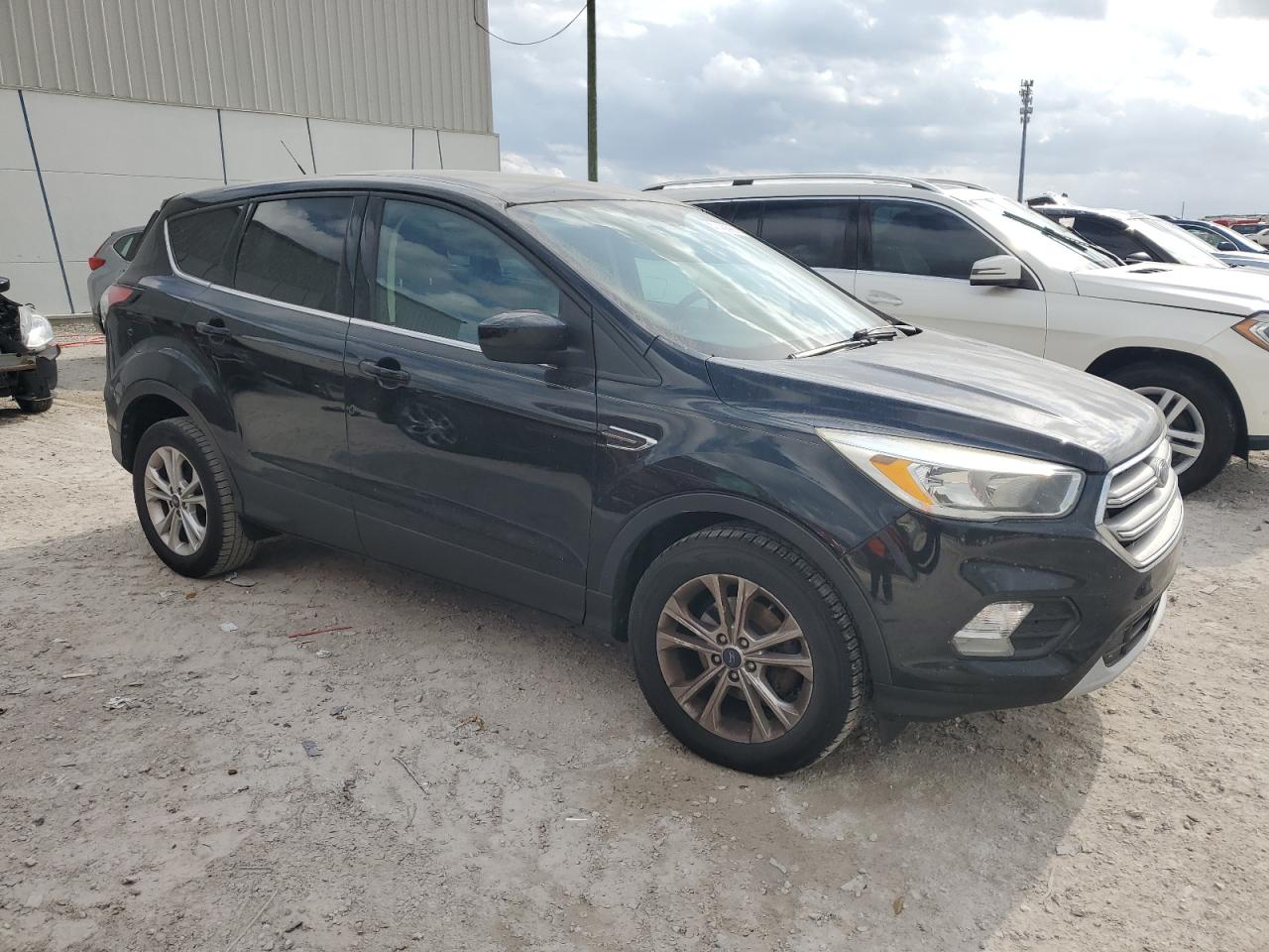 VIN 1FMCU0GD1HUD25377 2017 FORD ESCAPE no.4