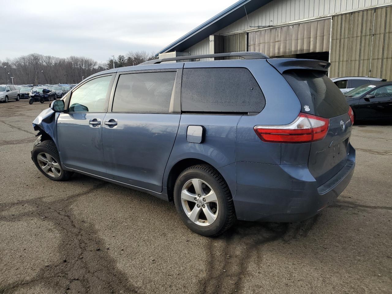 2017 Toyota Sienna - Image 2