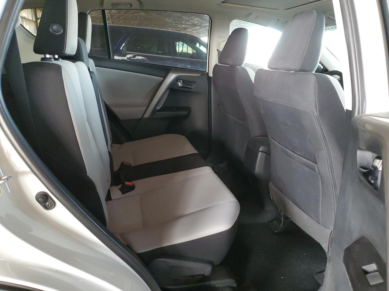 2018 Toyota RAV 4 - Image 11