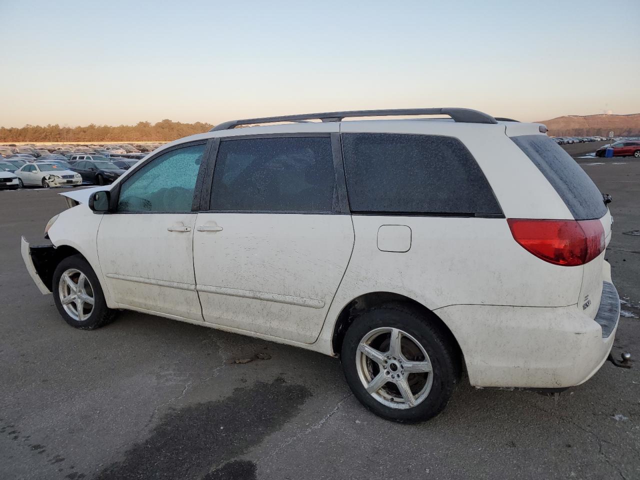 2006 Toyota Sienna - Image 2
