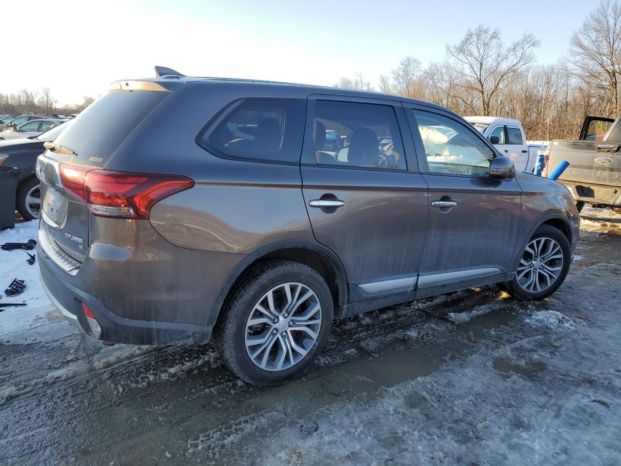 2017 Mitsubishi Outlander - Image 3