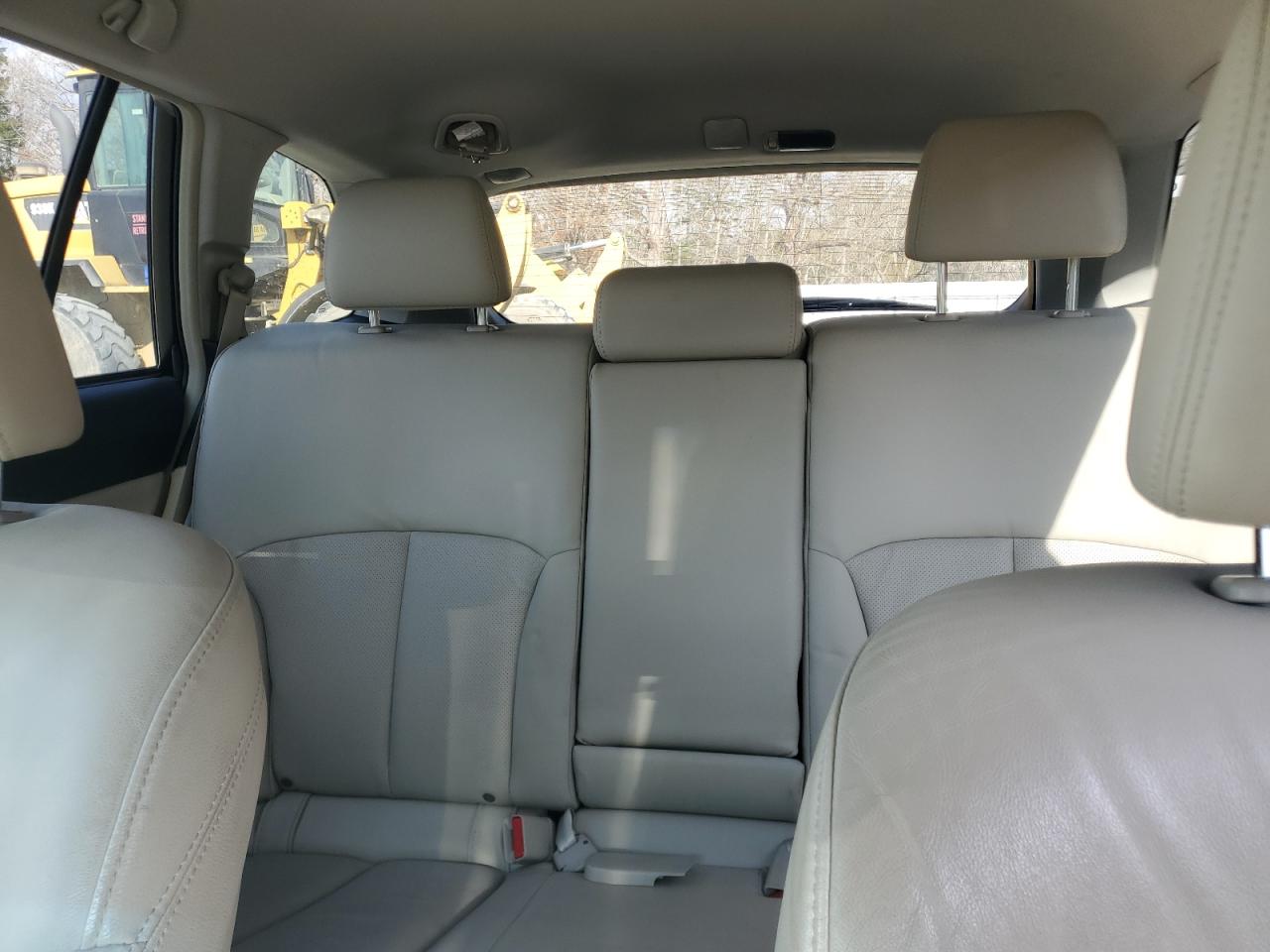 2011 Subaru Outback - Image 10