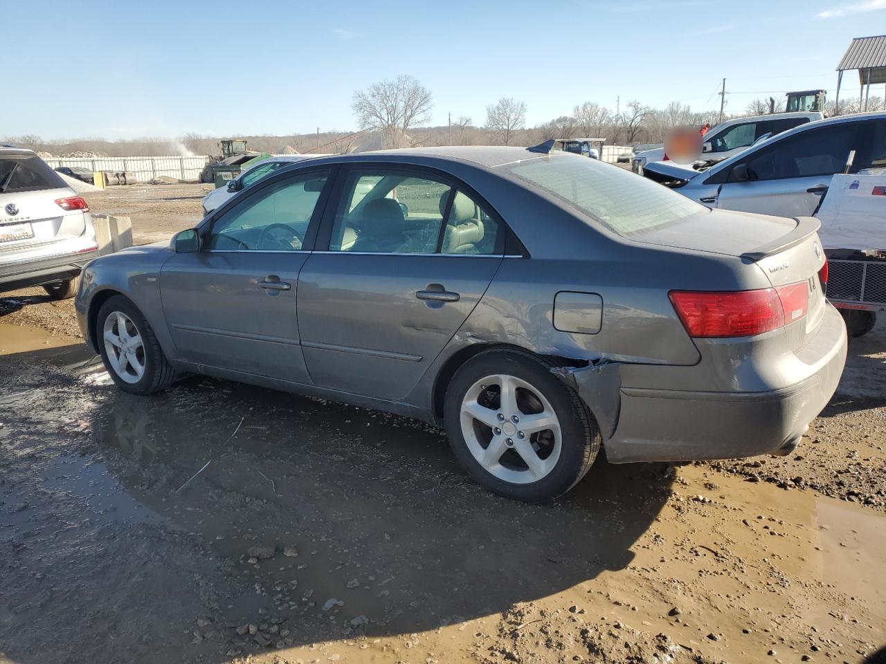 2009 Hyundai Sonata - Image 2