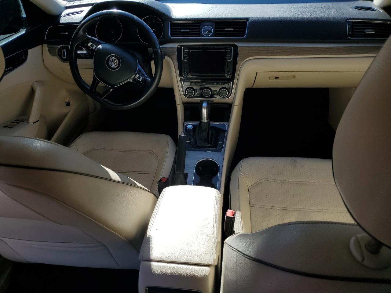 2017 Volkswagen Passat - Image 8