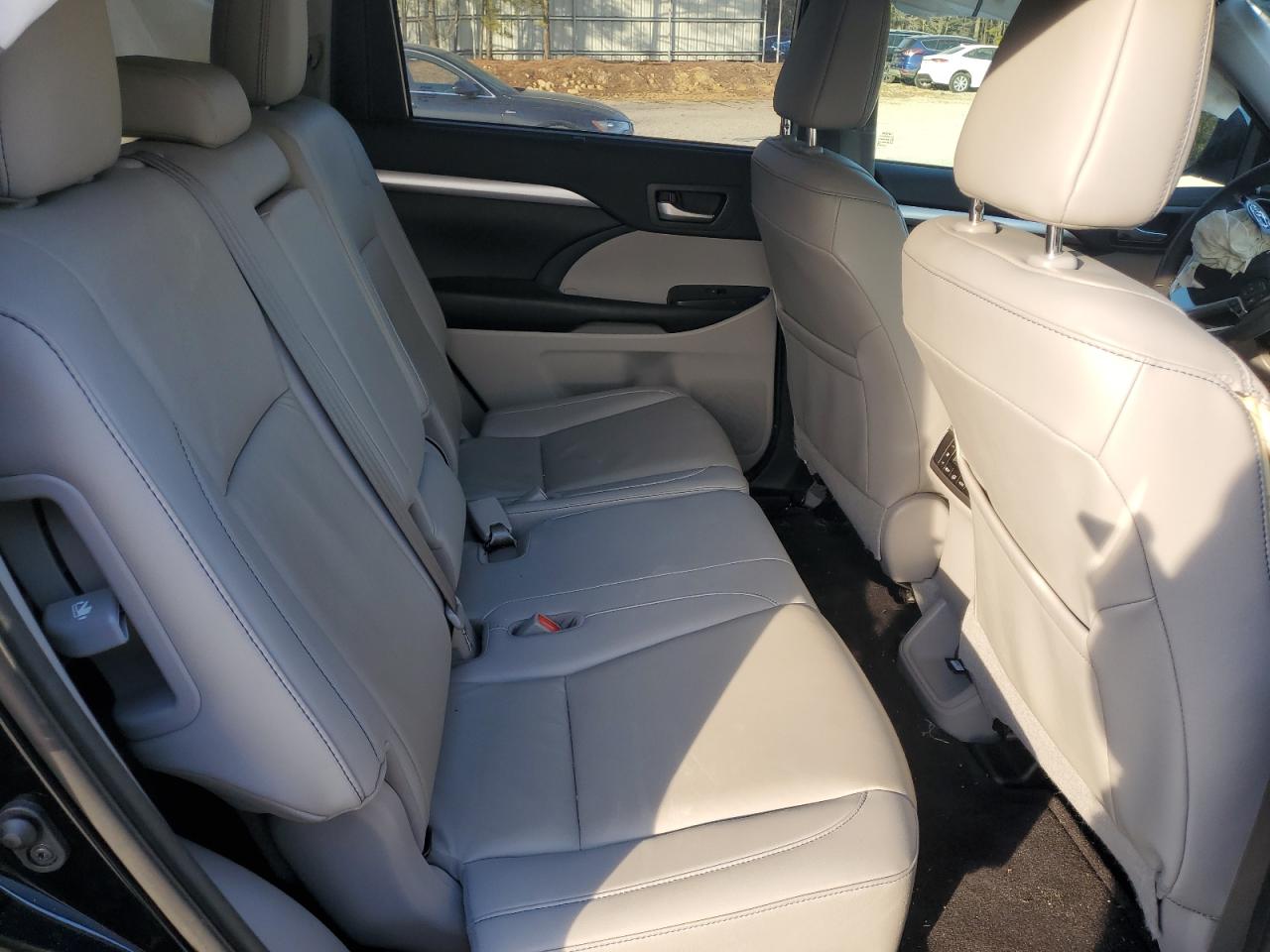 2019 Toyota Highlander - Image 11