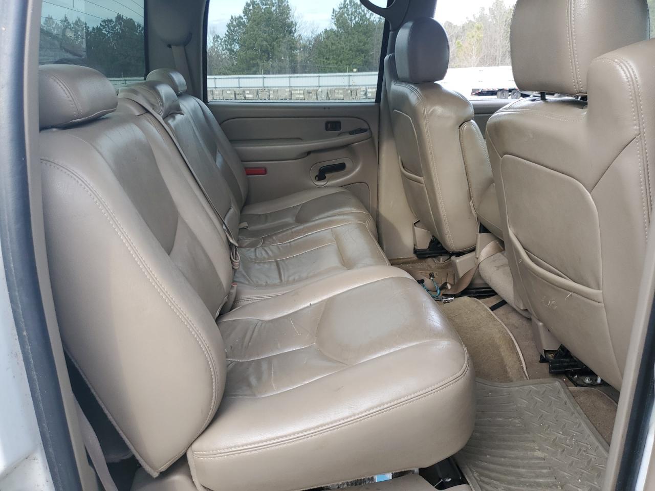 2004 Chevrolet Silverado - Image 10