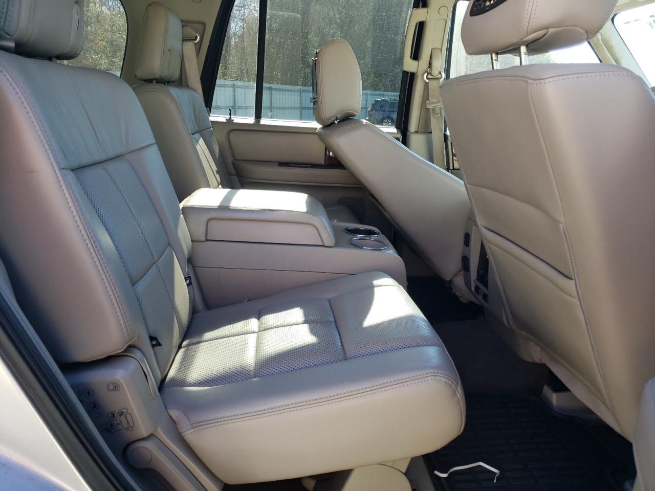 2011 Lincoln Navigator - Image 11