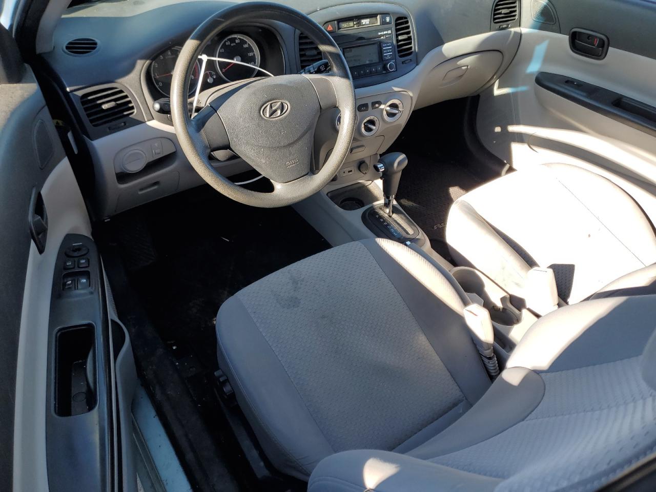 2010 Hyundai Accent - Image 8