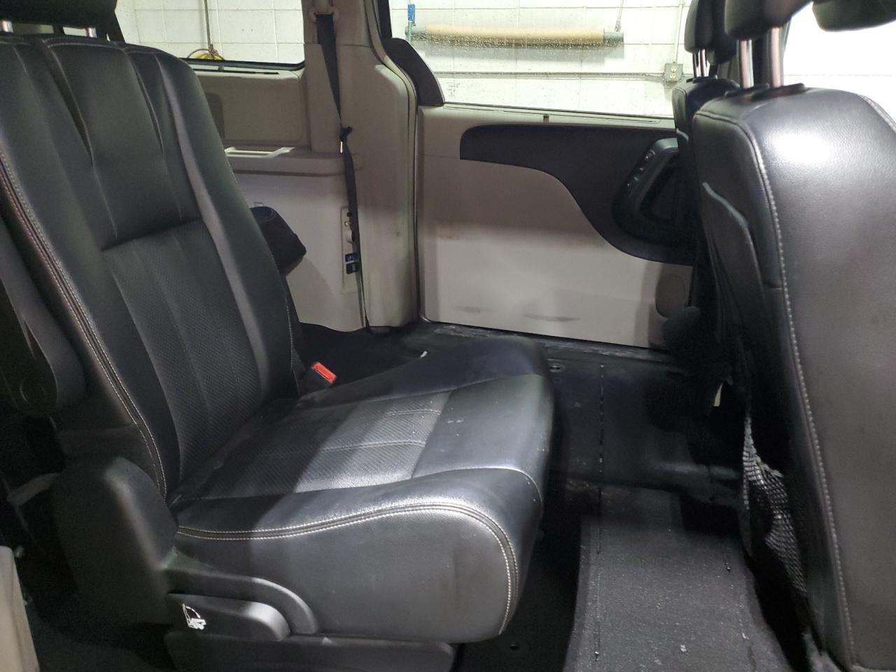 2014 Chrysler Town & Country - Image 11