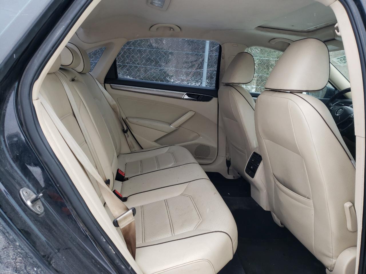 2017 Volkswagen Passat - Image 10
