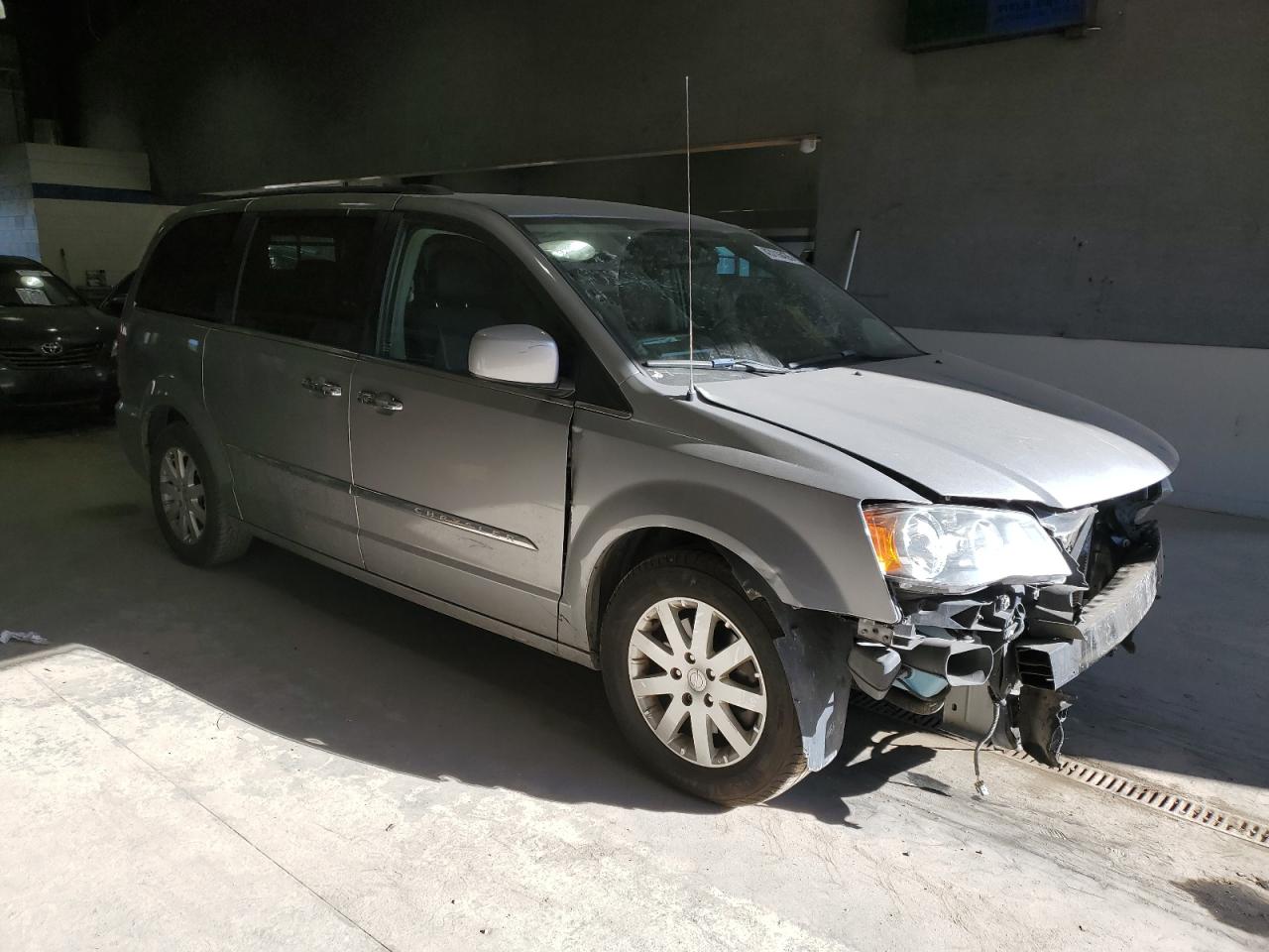 2016 Chrysler Town & Country - Image 4