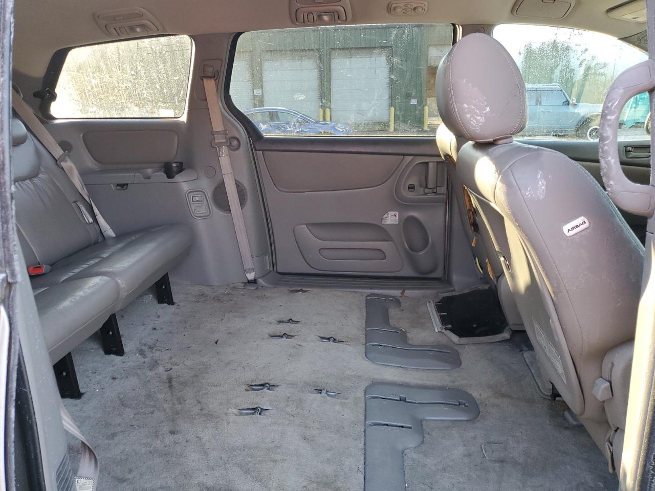 2006 Toyota Sienna - Image 11