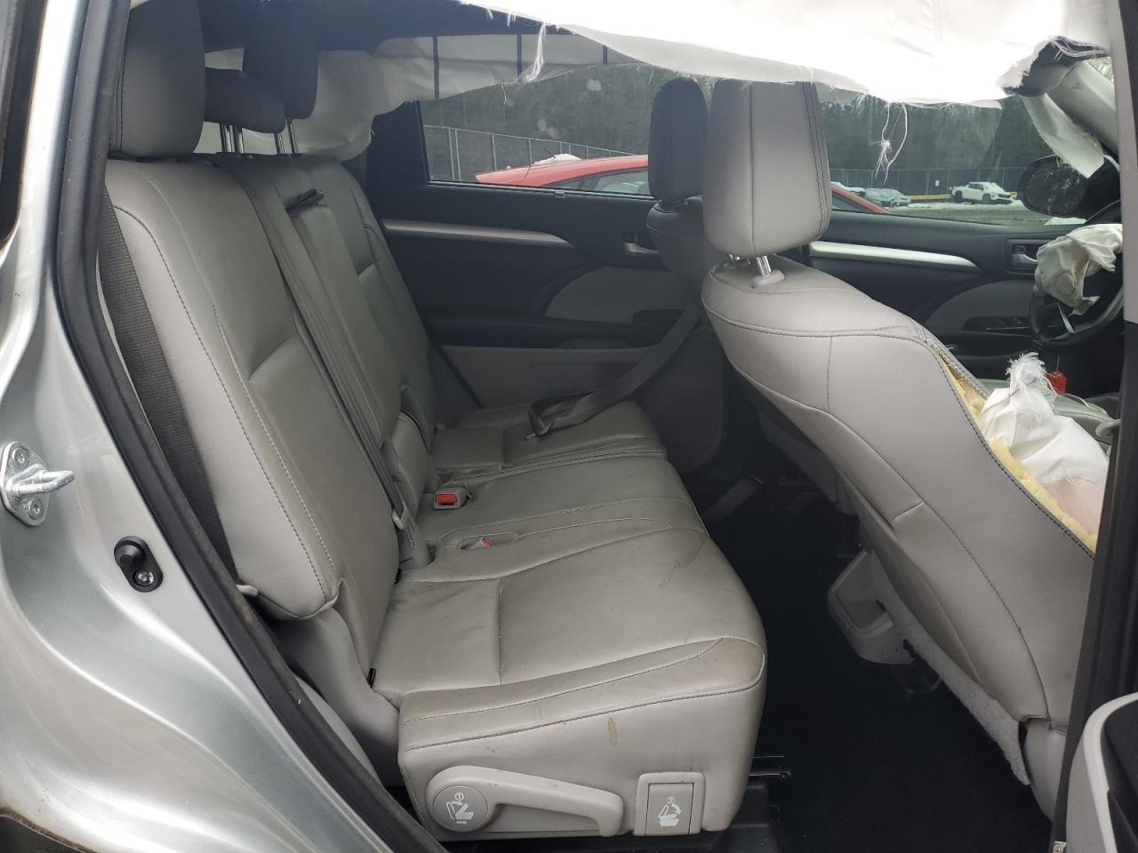 2017 Toyota Highlander - Image 12