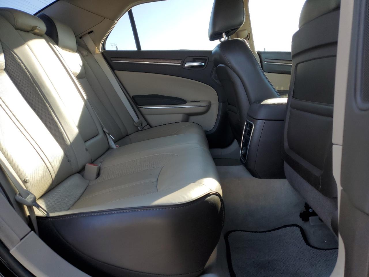 2013 Chrysler 300 - Image 11
