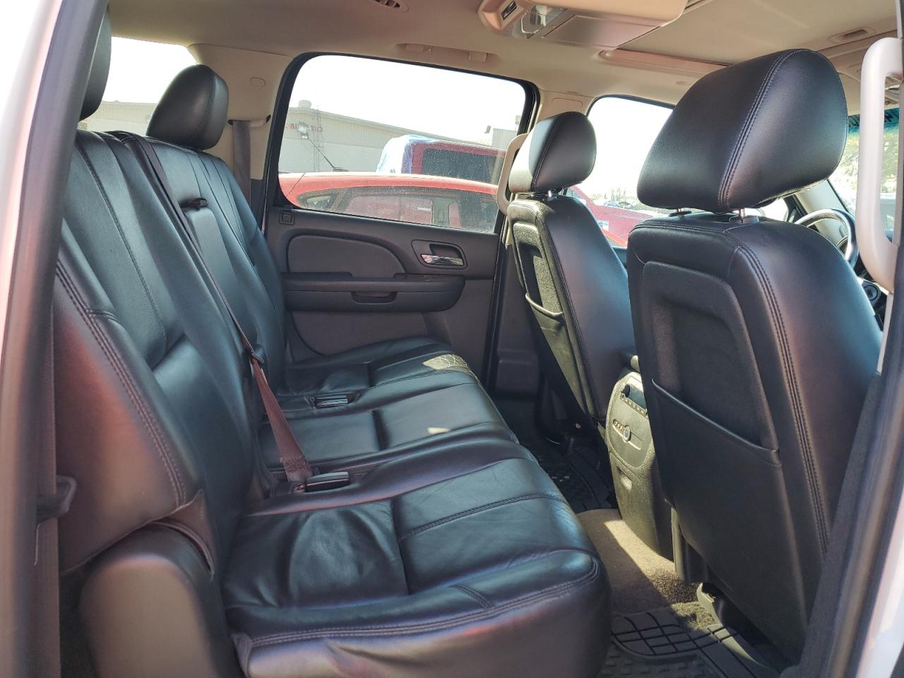 2014 Chevrolet Suburban - Image 11