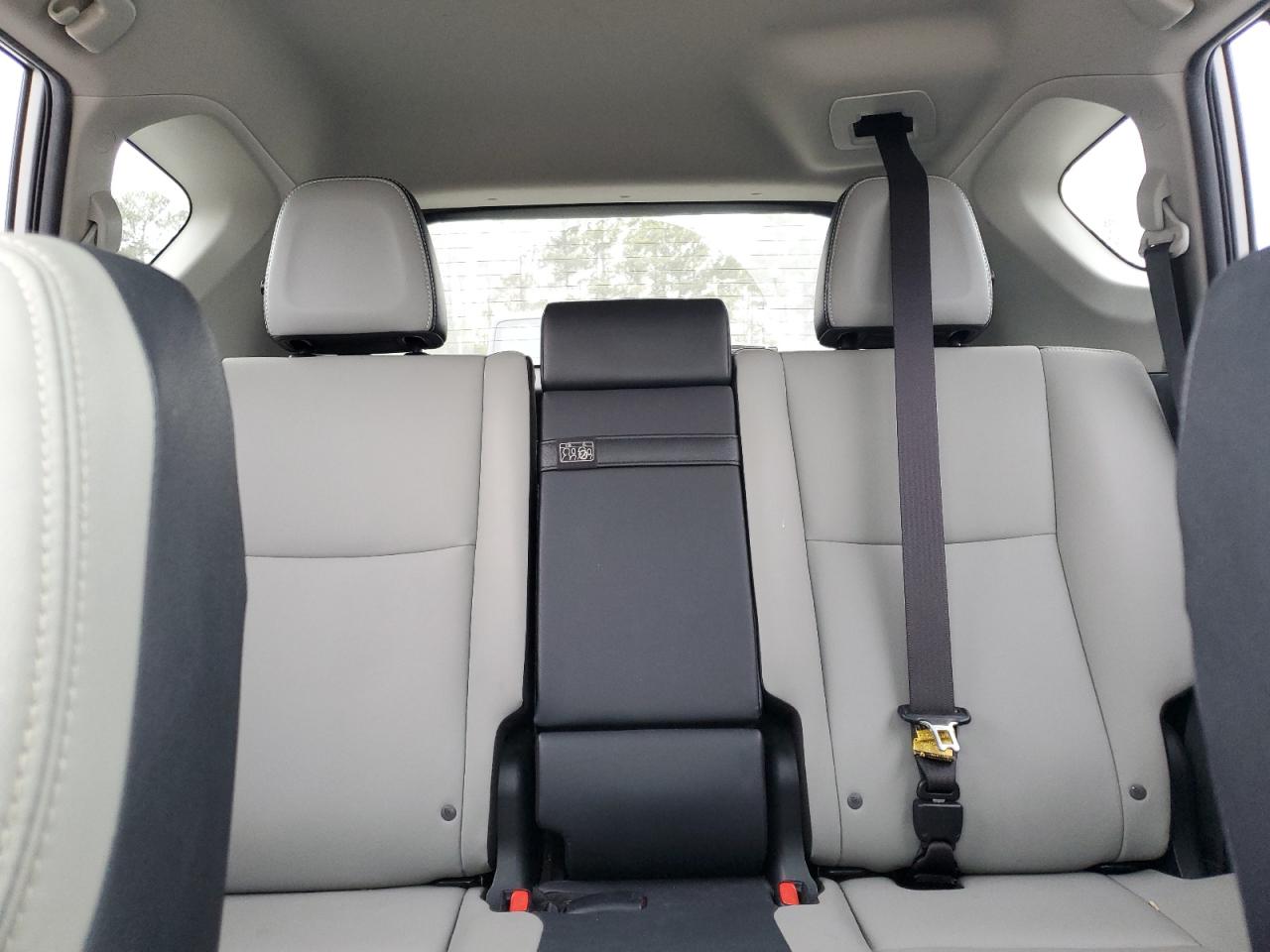 2017 Toyota RAV 4 - Image 10