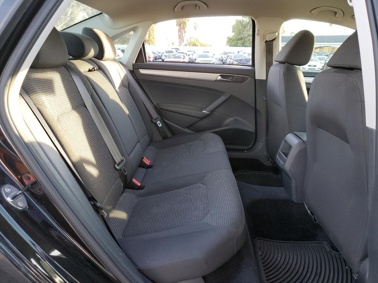 2018 Volkswagen Passat - Image 10