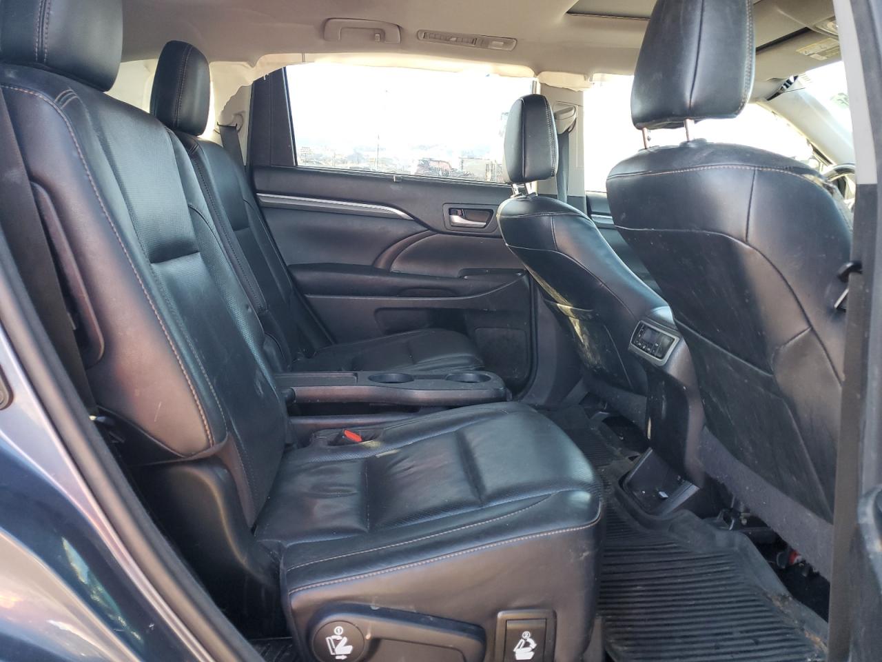 2017 Toyota Highlander - Image 11