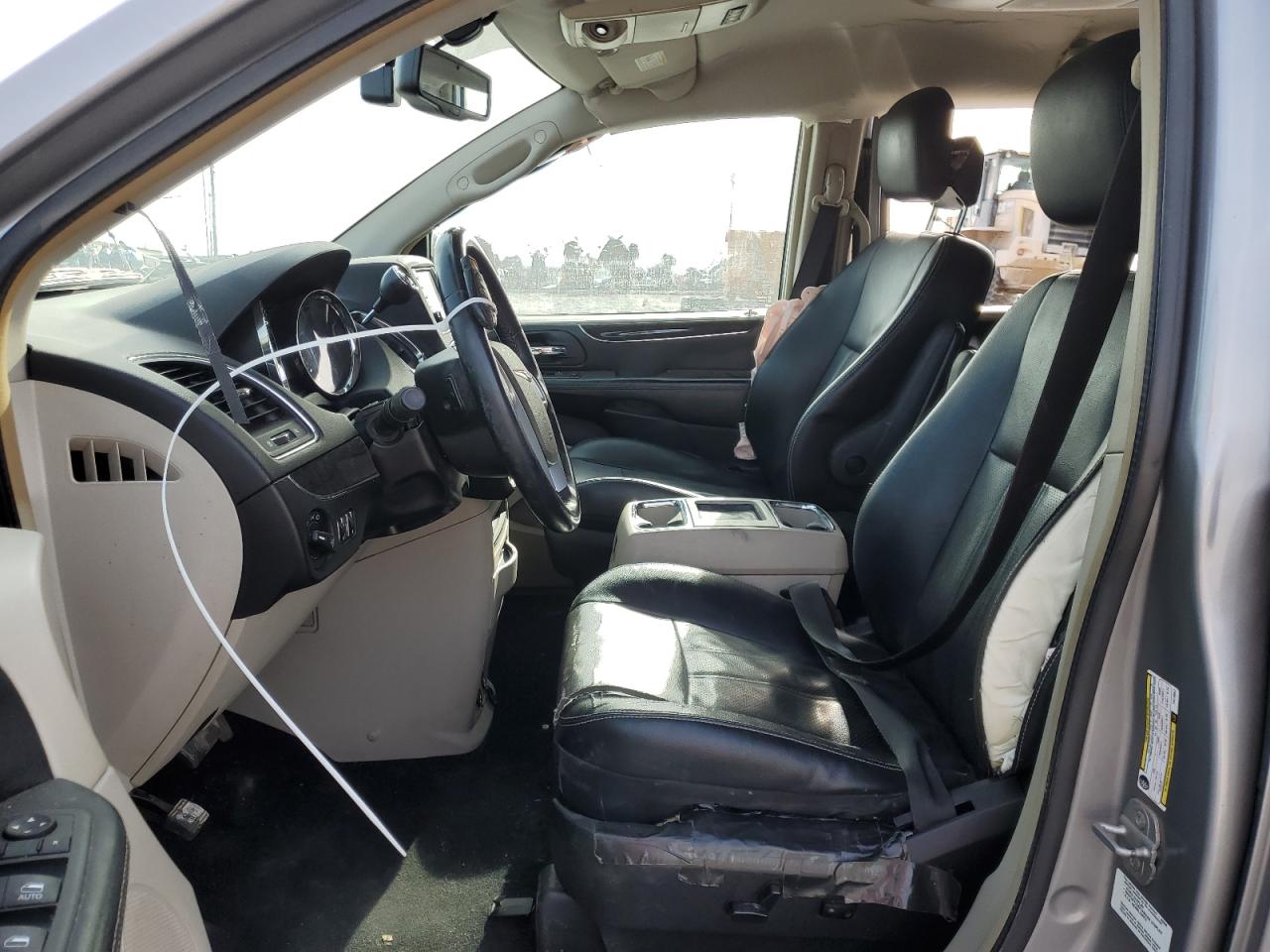 2014 Chrysler Town & Country - Image 7