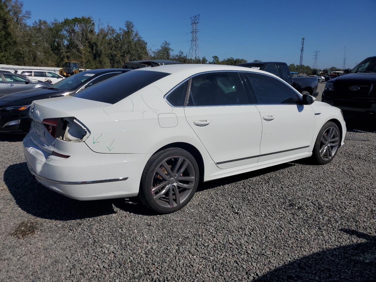 2017 Volkswagen Passat - Image 3