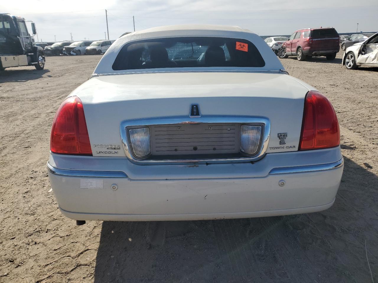 2005 Lincoln Town Car - Image 6