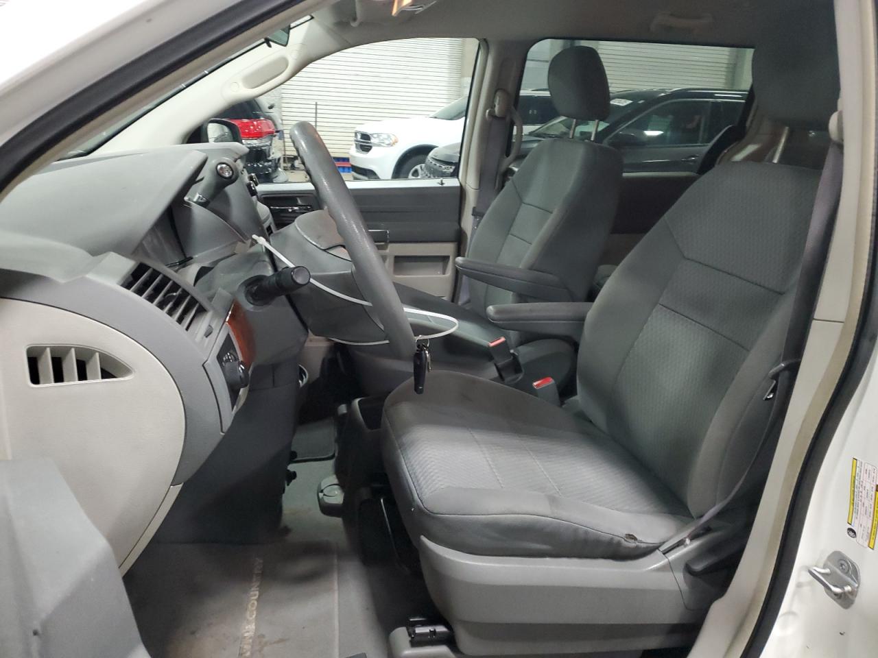 2009 Chrysler Town & Country - Image 7