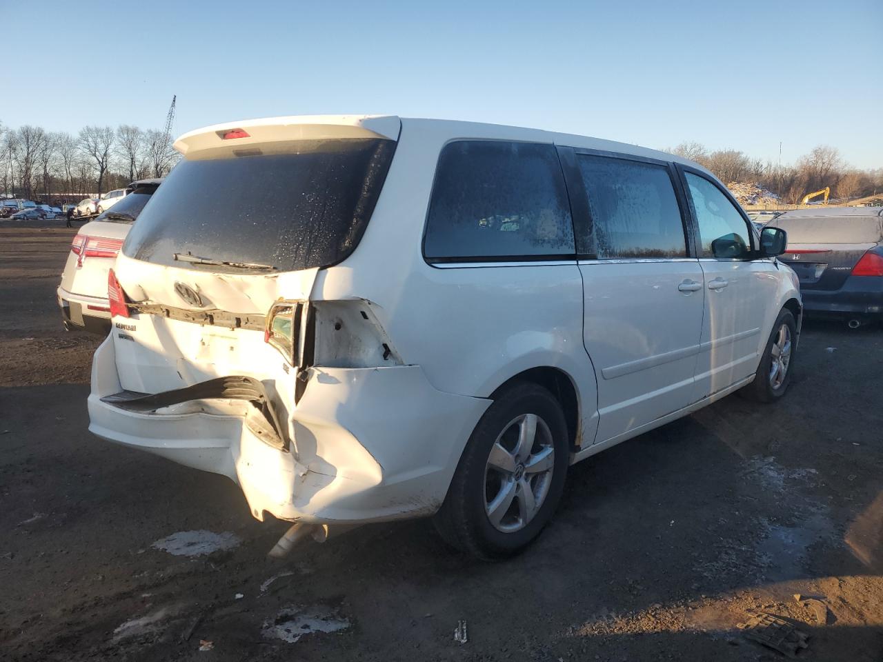 2009 Volkswagen Routan - Image 3