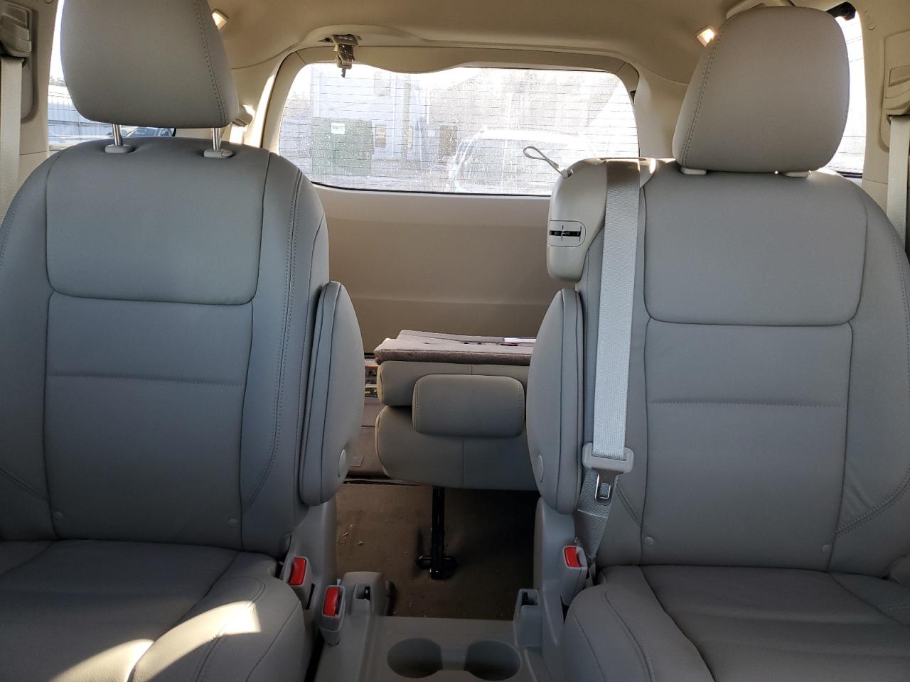 2018 Toyota Sienna - Image 10