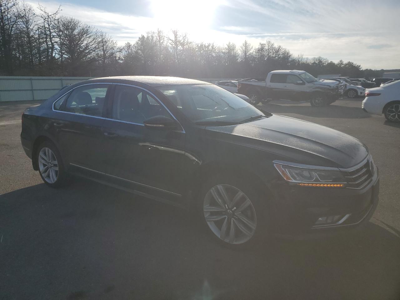2017 Volkswagen Passat - Image 4