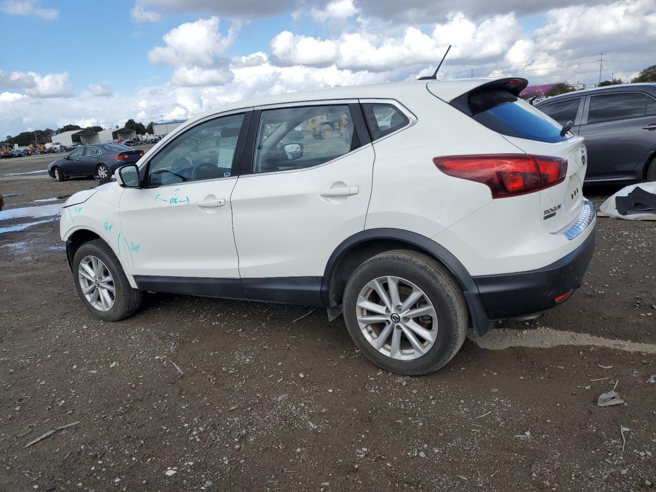 2019 Nissan Rogue - Image 2