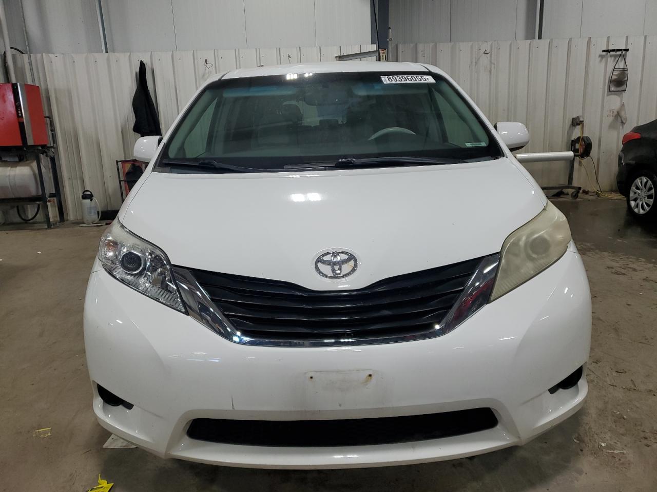 2011 Toyota Sienna - Image 5