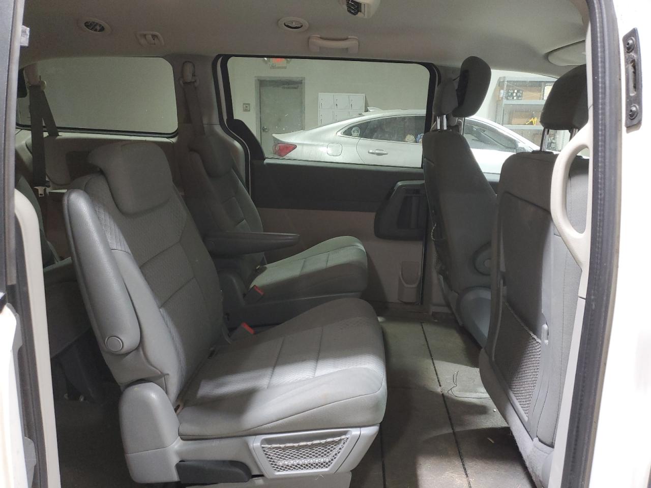 2010 Dodge Caravan - Image 11