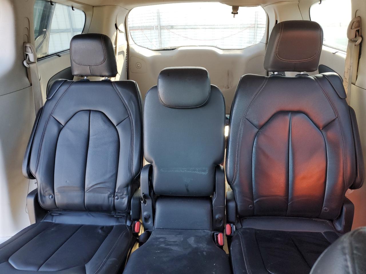 2017 Chrysler Pacifica - Image 10