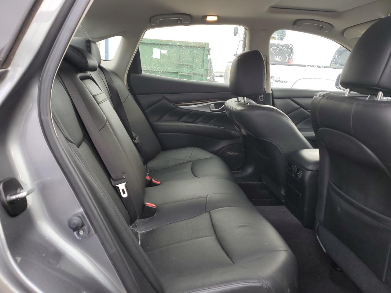 2017 Infiniti Q70 - Image 10