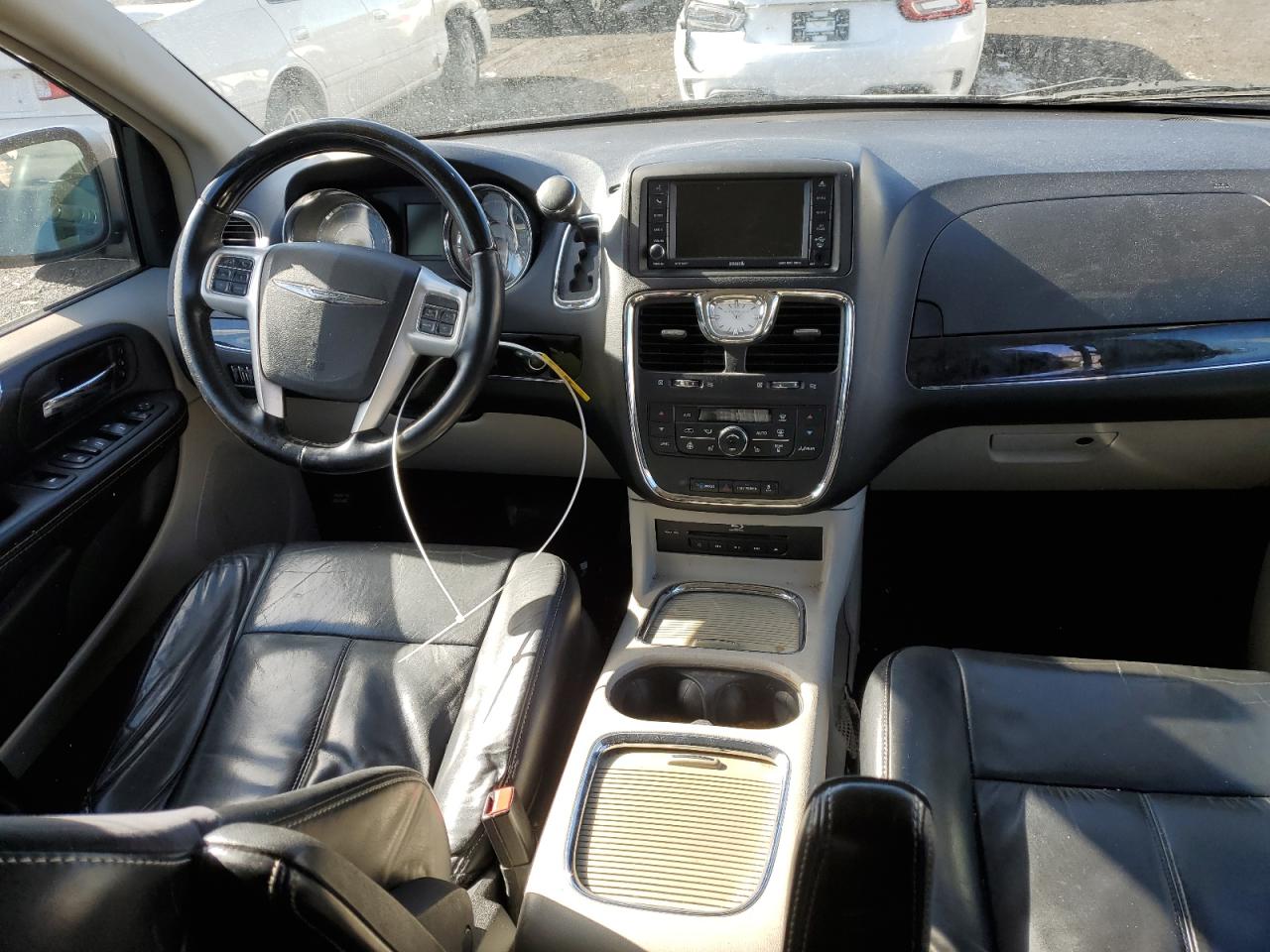 2015 Chrysler Town & Country - Image 8