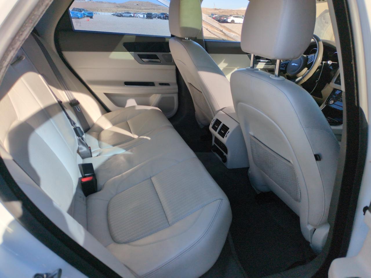2016 Jaguar XF - Image 10