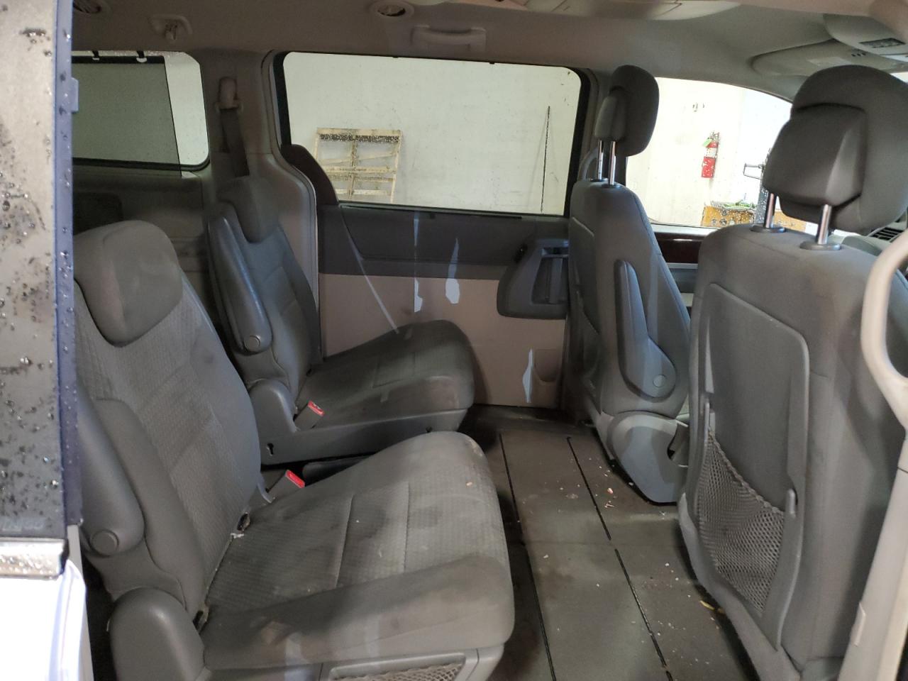 2010 Chrysler Town & Country - Image 11