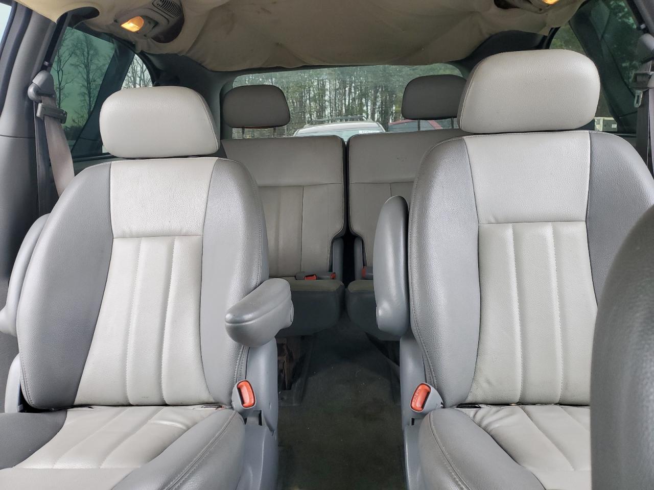 2004 Dodge Caravan - Image 10