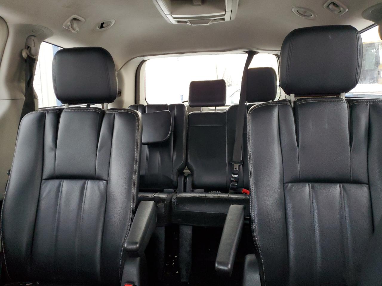 2014 Chrysler Town & Country - Image 10