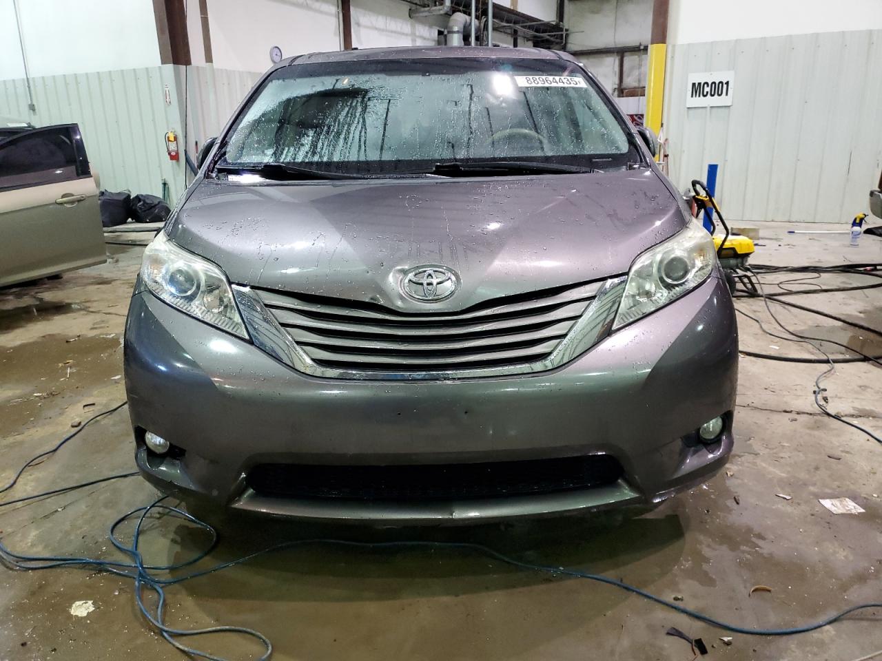 2011 Toyota Sienna - Image 5