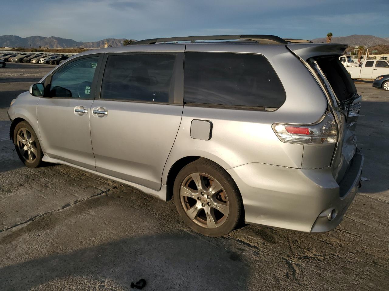 2017 Toyota Sienna - Image 2
