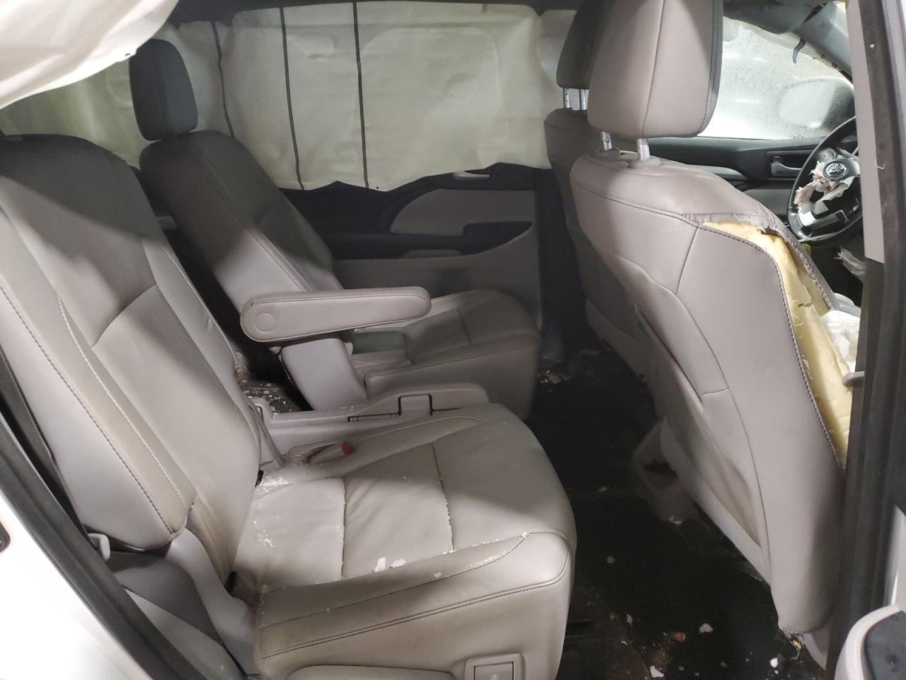 2017 Toyota Highlander - Image 12