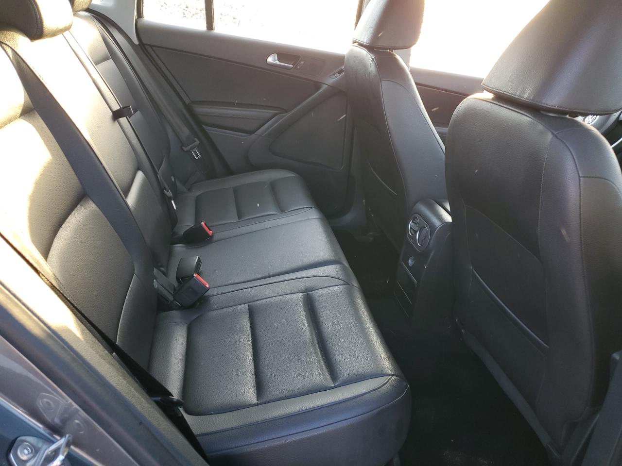 2017 Volkswagen Tiguan - Image 11