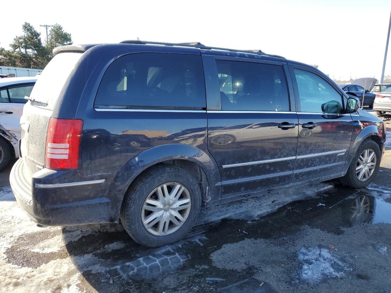 2010 Chrysler Town & Country - Image 3