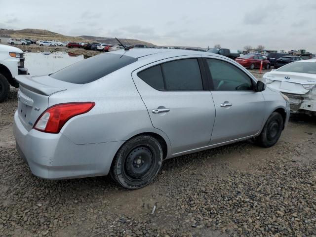 Sedans NISSAN VERSA 2016 Srebrny