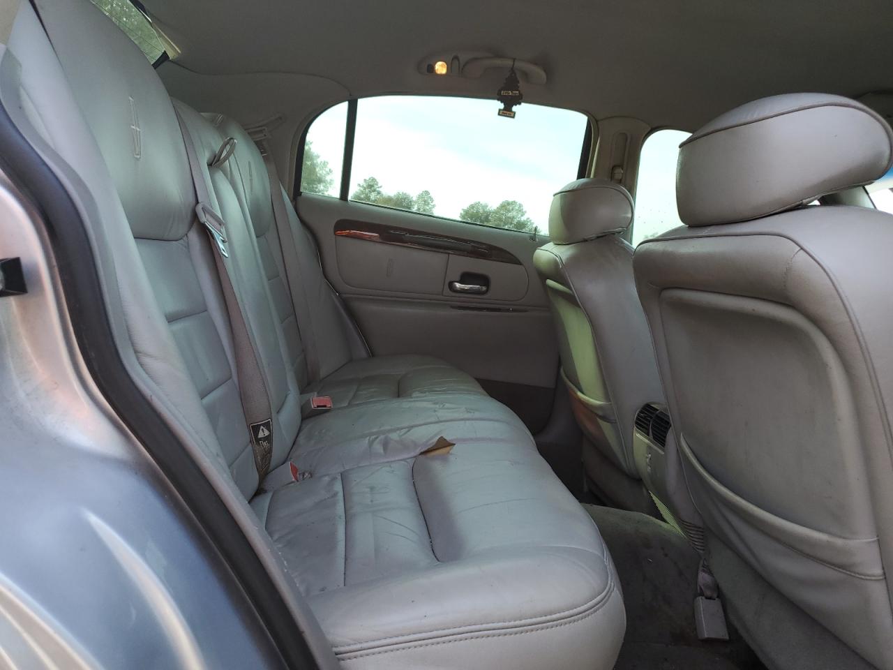 2002 Lincoln Town Car - Image 10