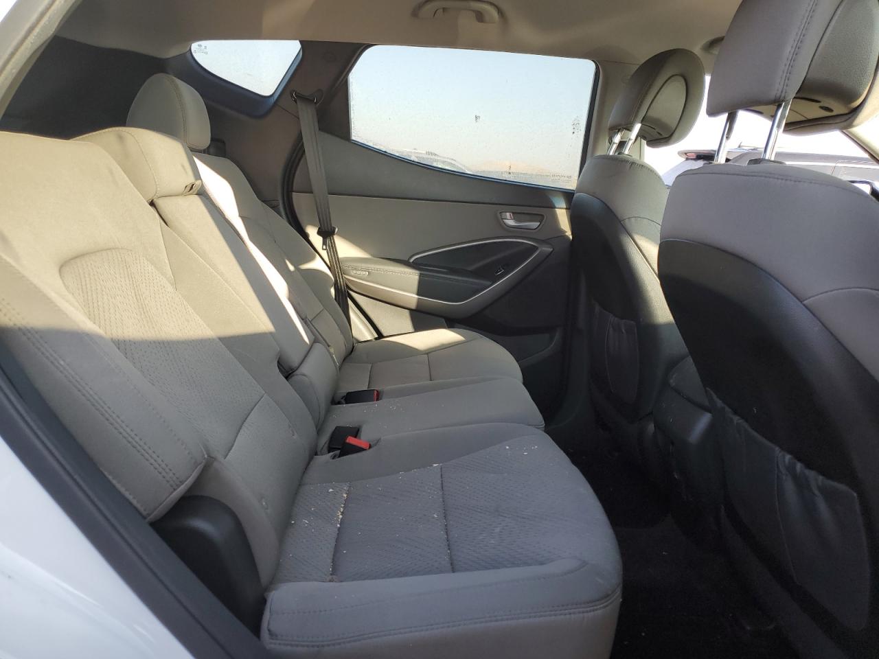 2016 Hyundai Santa Fe - Image 10