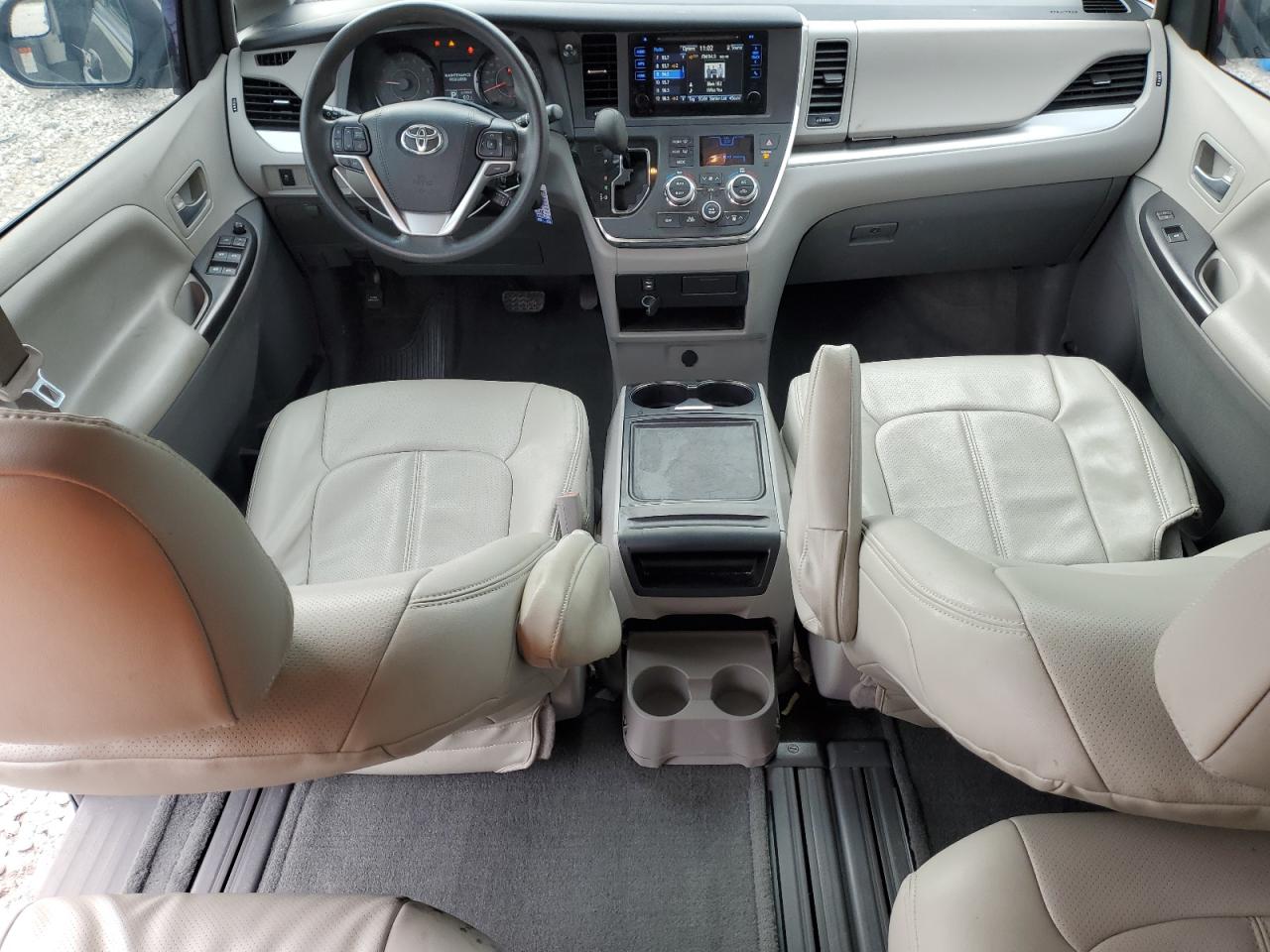 2017 Toyota Sienna - Image 8