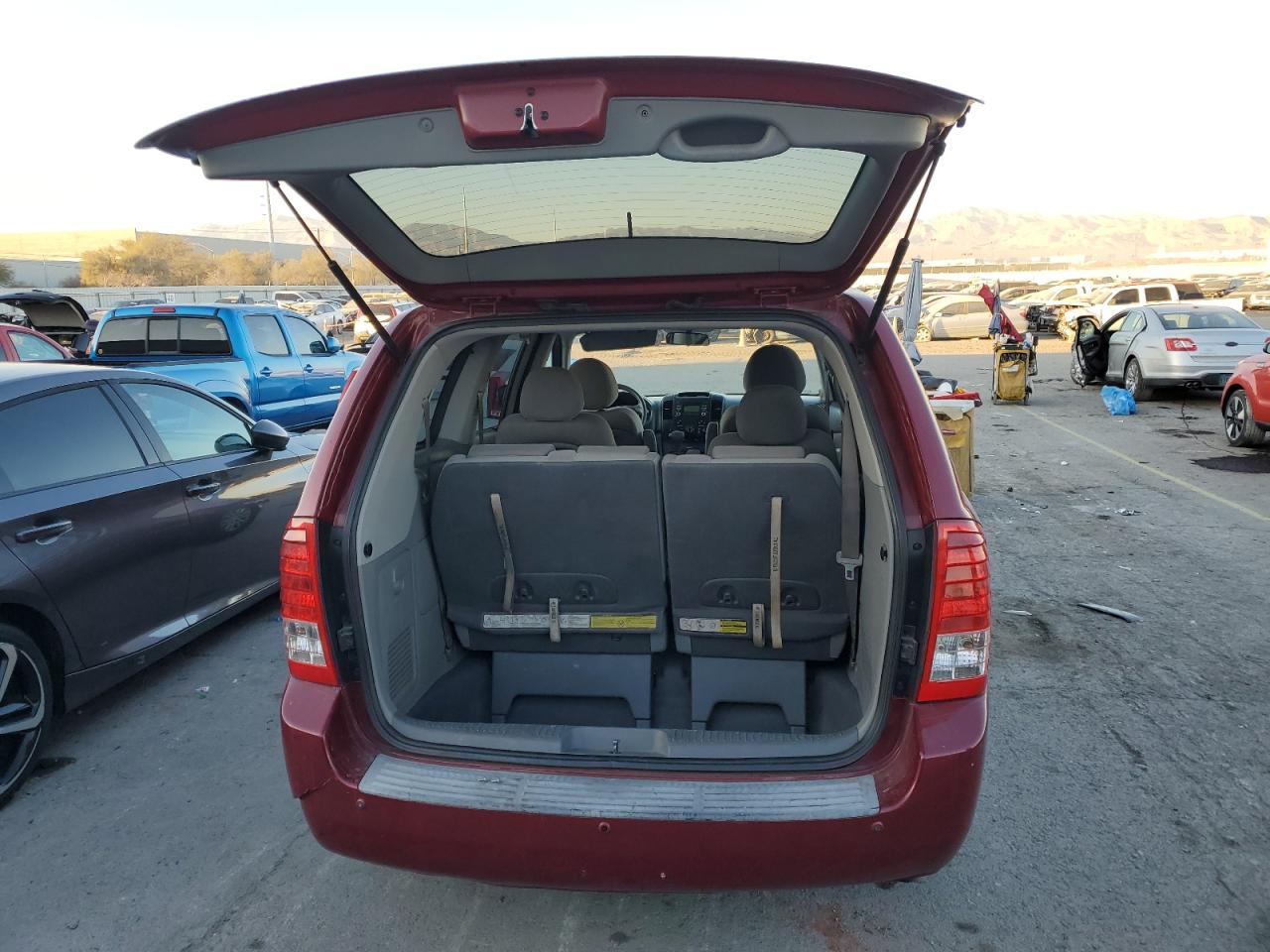 2011 Kia Sedona - Image 6
