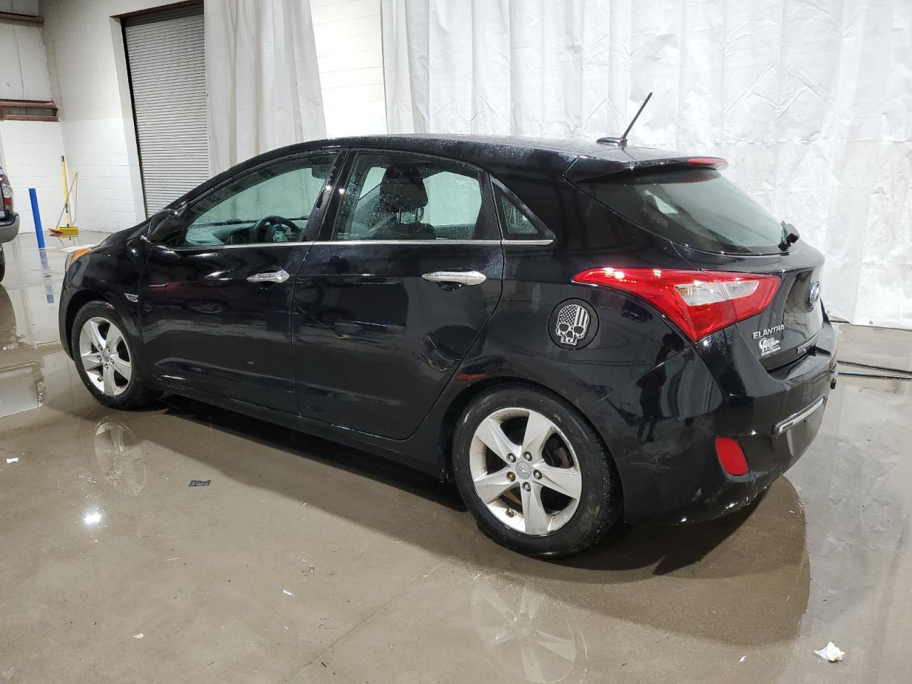 2016 Hyundai Elantra - Image 2